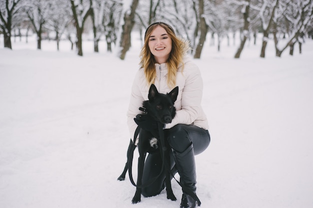 ragazza con un cane