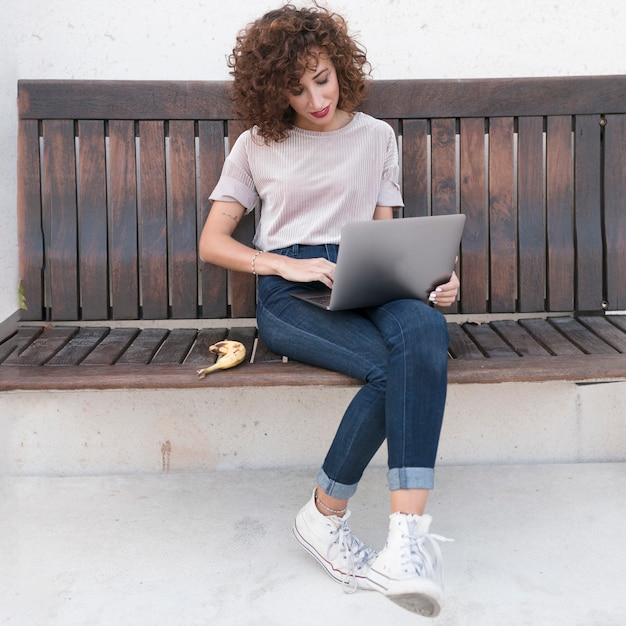 Ragazza con un computer portatile