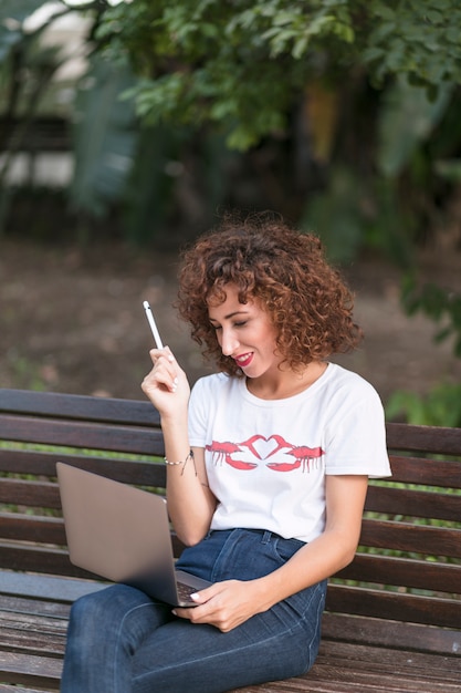 Ragazza con un computer portatile