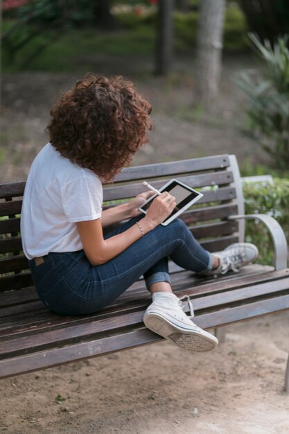 Ragazza con un computer portatile