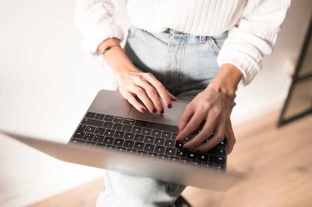 Ragazza con un computer portatile