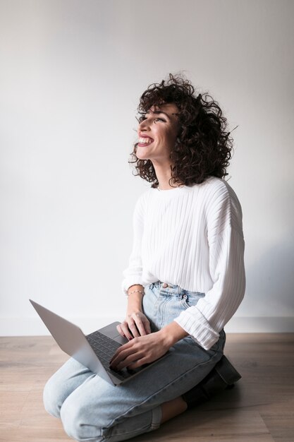 Ragazza con un computer portatile