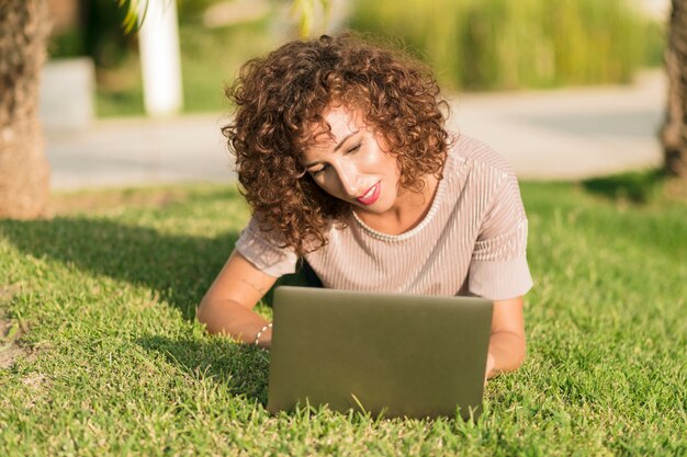 Ragazza con un computer portatile