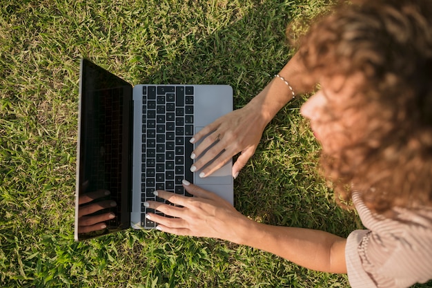 Ragazza con un computer portatile