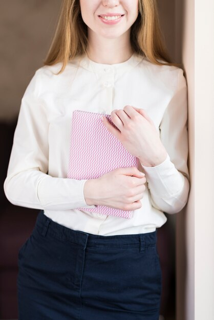 Ragazza con un grande sorriso e un notebook