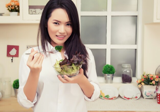 Ragazza con un&#39;insalata