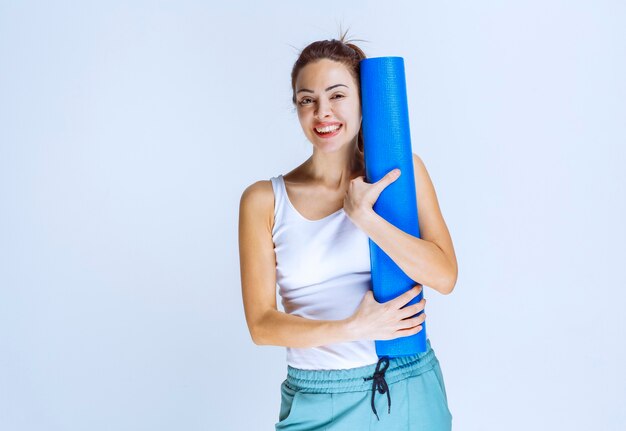 Ragazza con un mascherino da yoga arrotolato sfocato.