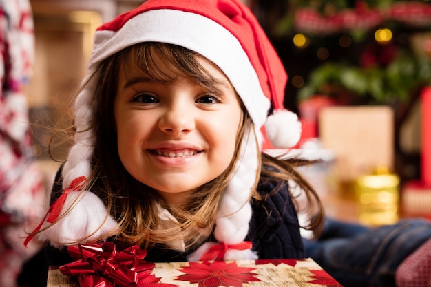 Ragazza con un regalo e un grande sorriso