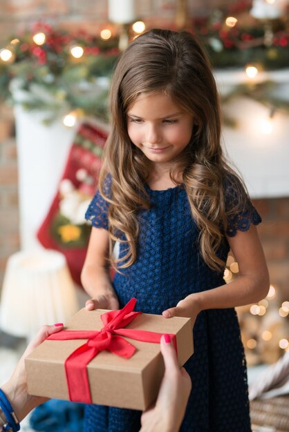 Ragazza con un regalo