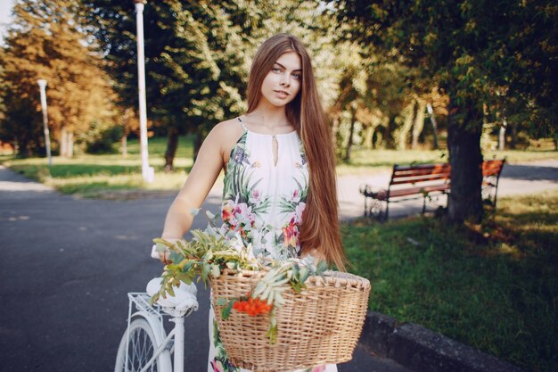 Ragazza con una bici