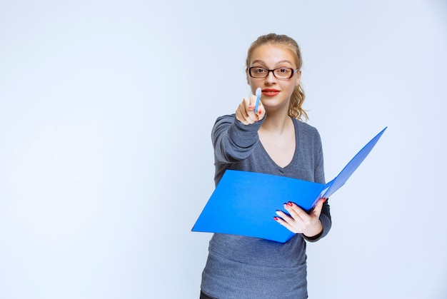 Ragazza con una cartella blu che nota il suo collega.