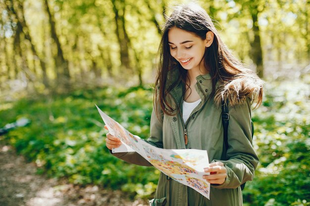 Ragazza con una mappa