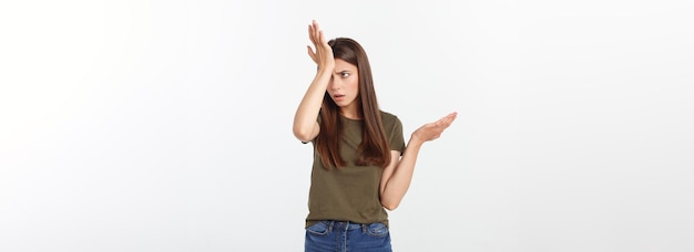 Ragazza con uno sguardo sospettoso e la mano su un fianco su uno sfondo bianco isolato