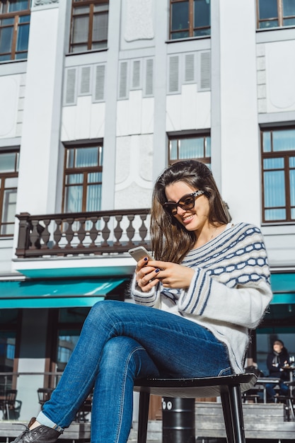 ragazza con uno smartphone nelle sue mani