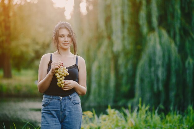 ragazza con uva