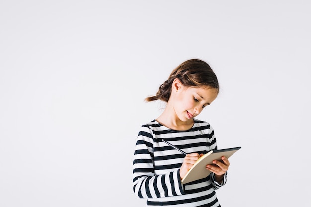 Ragazza concentrata che fa le note