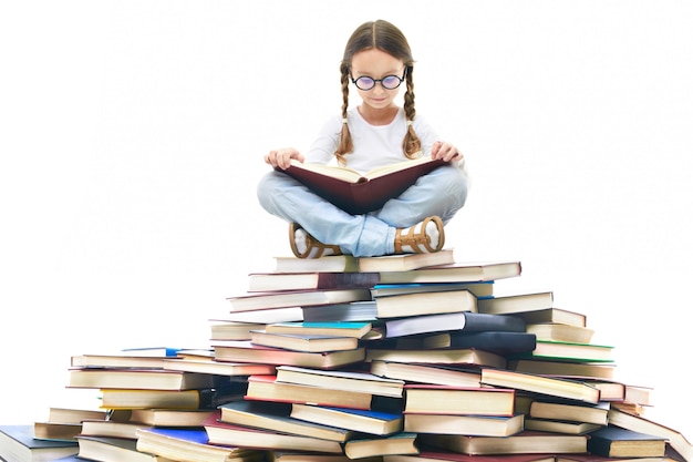 Ragazza concentrata circondato da libri