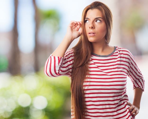 Ragazza concentrata in una camicia a righe