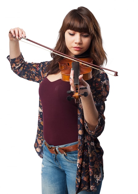 Ragazza concentrata suonare il violino