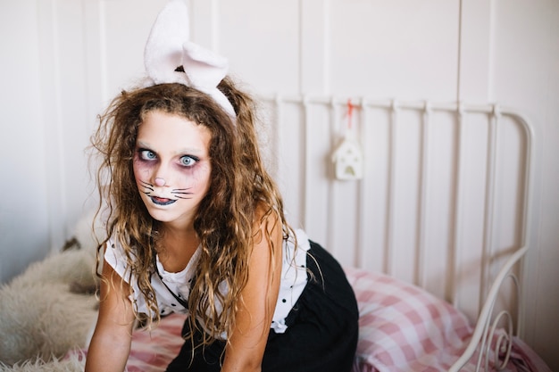 Ragazza coniglietto in camera da letto