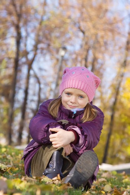 Ragazza contro natura autunnale