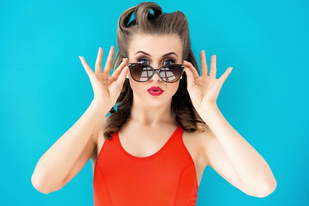 Ragazza copertina. Ragazza in costume da bagno rosso