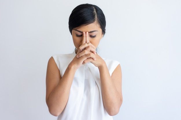 Ragazza coreana stanca che soffre dall&#39;emicrania