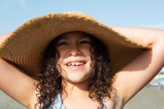 Ragazza da vicino che indossa un cappello