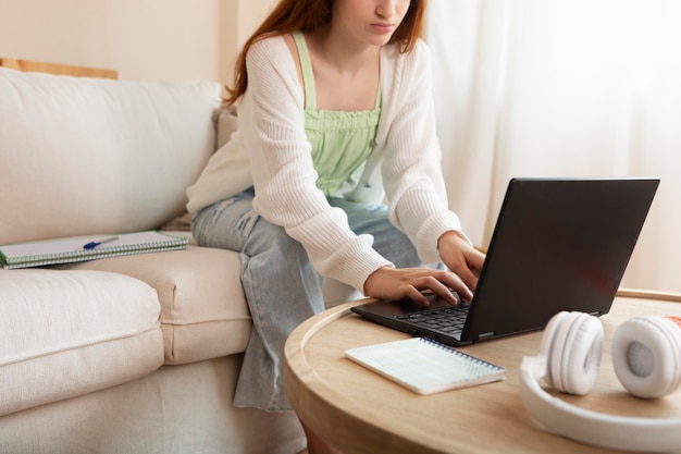 Ragazza da vicino con il laptop