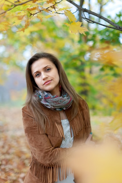 Ragazza dai capelli lunghi in autunno