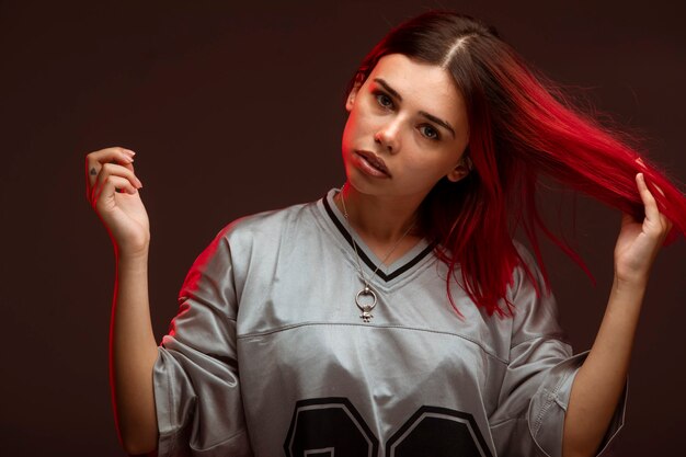 Ragazza dai capelli rosa in stile avantgarde sentirsi positiva.