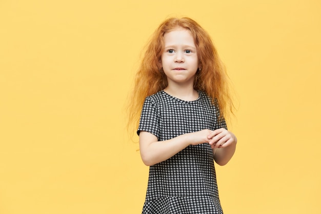 Ragazza dai capelli rossi con abito bianco e nero