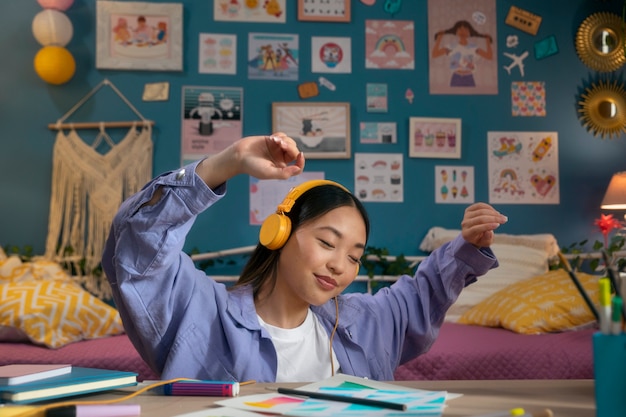 Ragazza del colpo medio che ascolta la musica