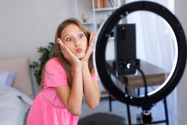 Ragazza del colpo medio che indossa un vestito rosa