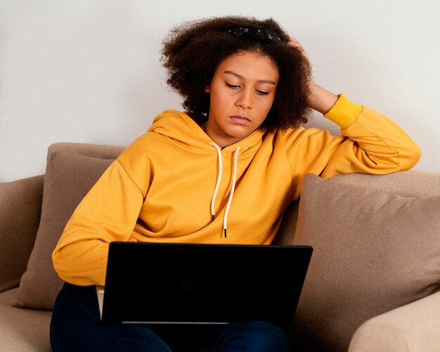 Ragazza del colpo medio con il computer portatile