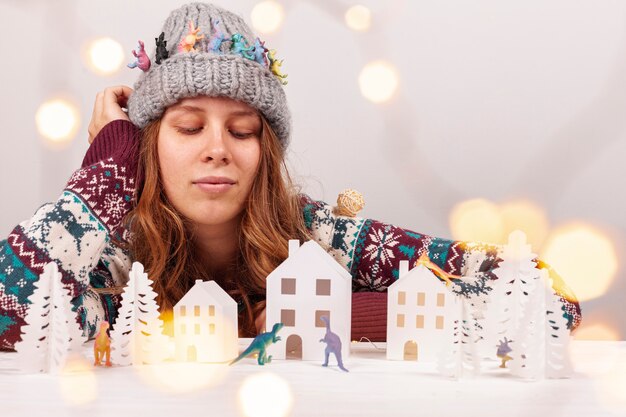 Ragazza del colpo medio con la città del cappello e della carta