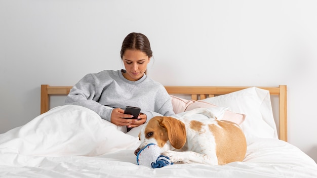 Ragazza del colpo medio con lo smartphone