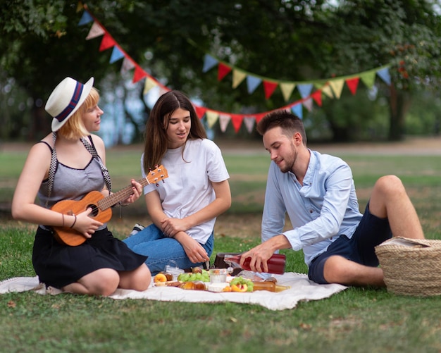 Ragazza del colpo pieno che gioca l'ukulele