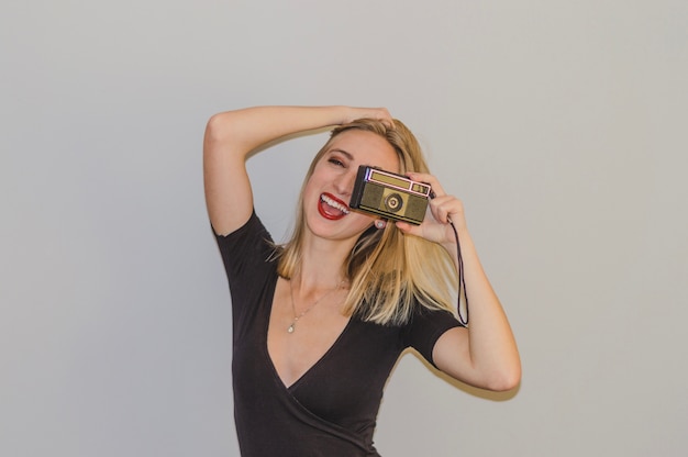 Ragazza del partito con la macchina fotografica