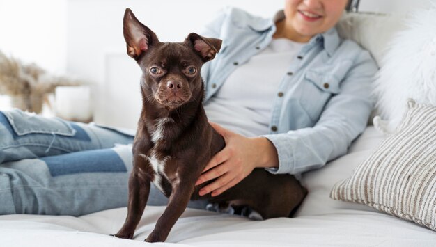 Ragazza del primo piano a letto con il cane