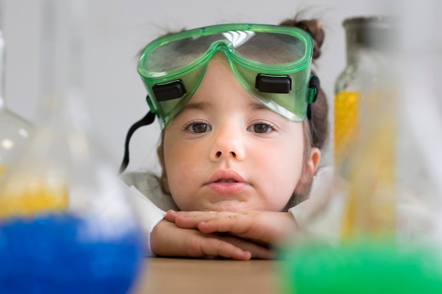 Ragazza del primo piano al laboratorio di scienza