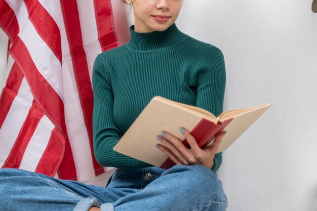 Ragazza del primo piano che legge un libro all'interno