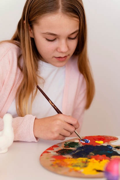 Ragazza del primo piano che mescola i colori