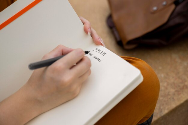 Ragazza del primo piano che scrive nel giornale