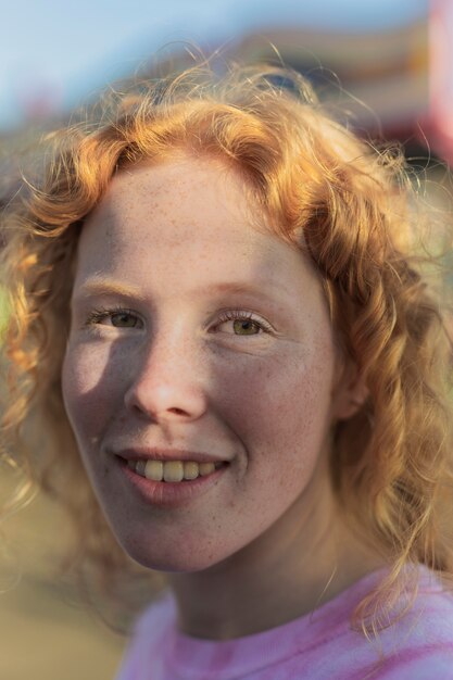 Ragazza del primo piano che sorride alla macchina fotografica