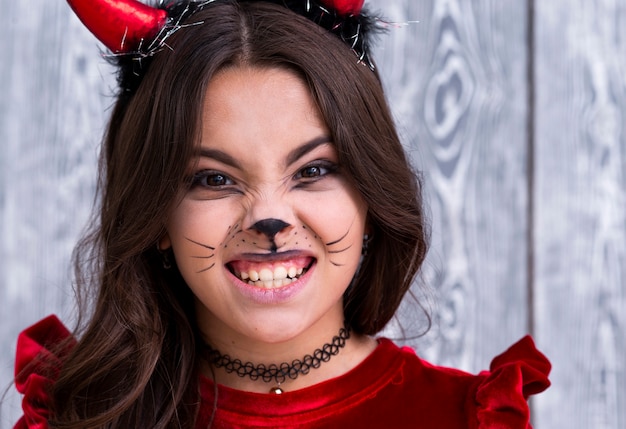 Ragazza del primo piano con il fronte dipinto per Halloween