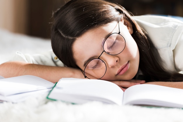 Ragazza del primo piano con il sonno degli occhiali