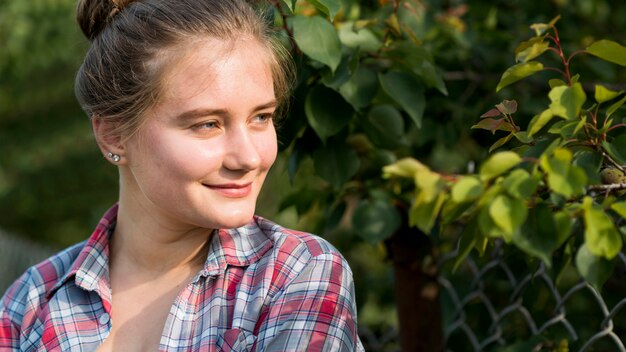 Ragazza del primo piano vicino al recinto