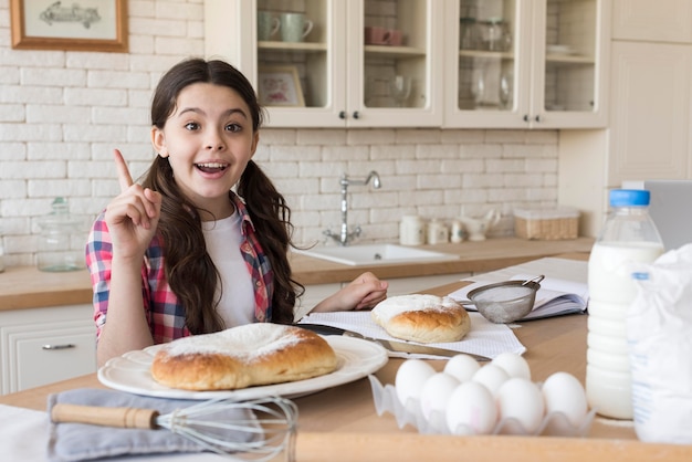 Ragazza del ritratto a casa che cucina