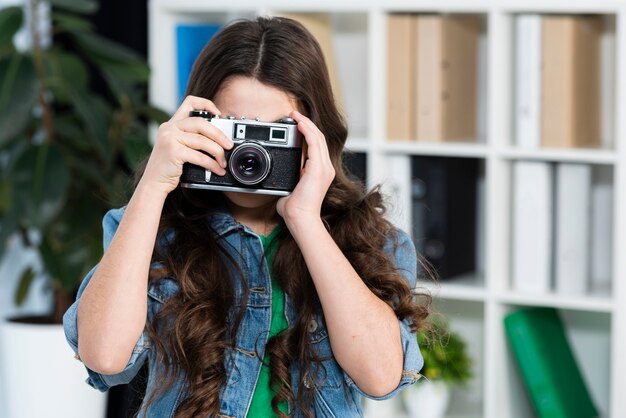 Ragazza del ritratto che cattura le foto